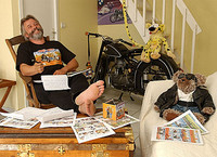 Christof und seine erste Maschine, eine BMW R25/2, die heute einen Ehrenplatz in seinem „Spielzimmer“ hat.