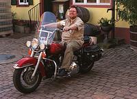 Martin bei einer Sitzprobe auf der Harley Davidson Heritage Softail Classic 1992, wie er sie im Comic fährt.